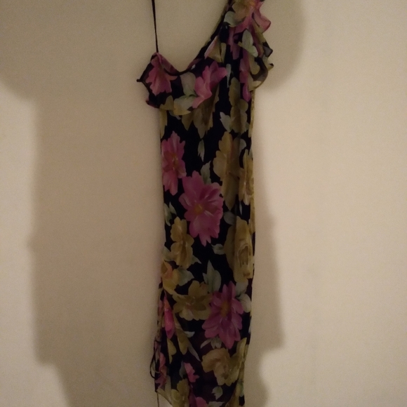 Dresses - Picture 3 of 8